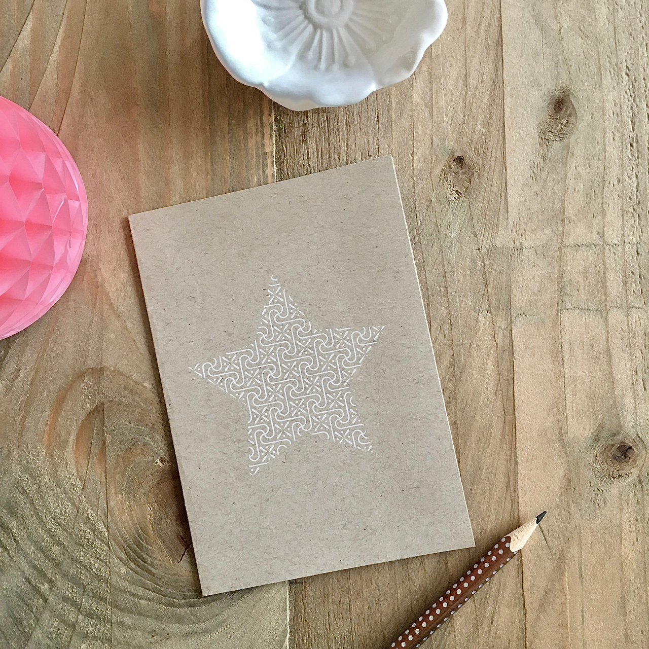 Weihnachtsgrüße mit Stern auf Kraftpapier