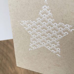 Weihnachtsgrüße in weiß auf Naturpapier