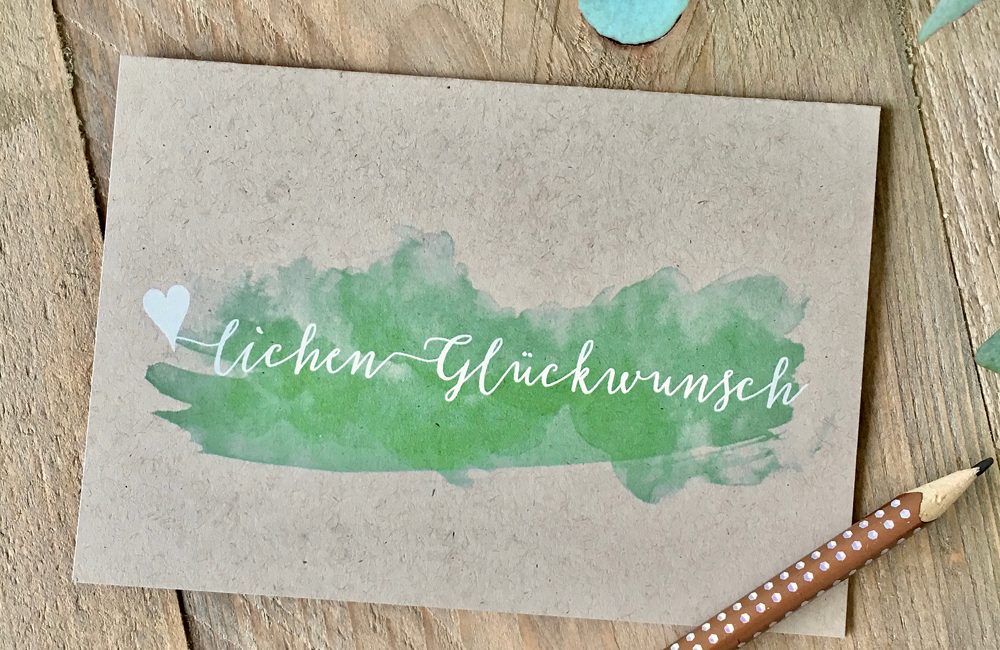 Die neue Glückwunschkarte mit weißer Typo und einem Hauch Grün